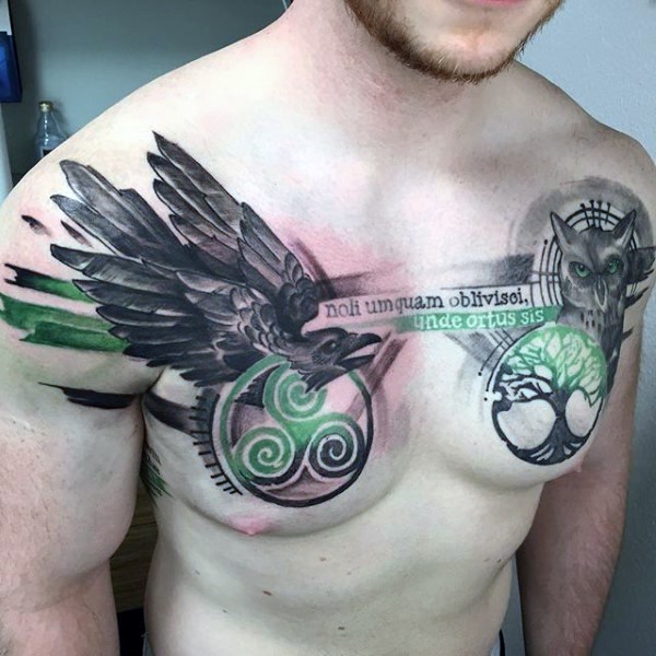 胸部彩色凯尔特符号与字母和动物纹身图案
