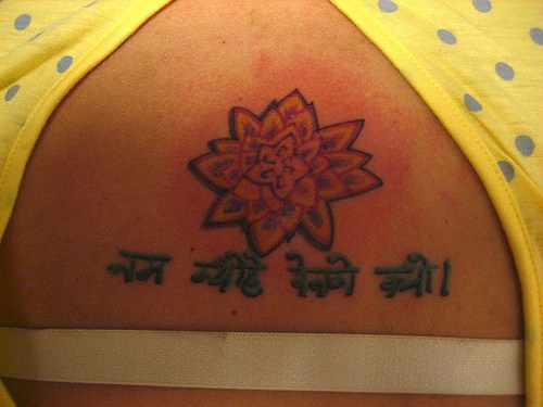 腹部佛教字符与莲花纹身图案