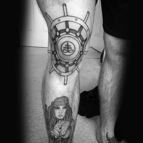 黑色船舵和字符膝盖纹身图案