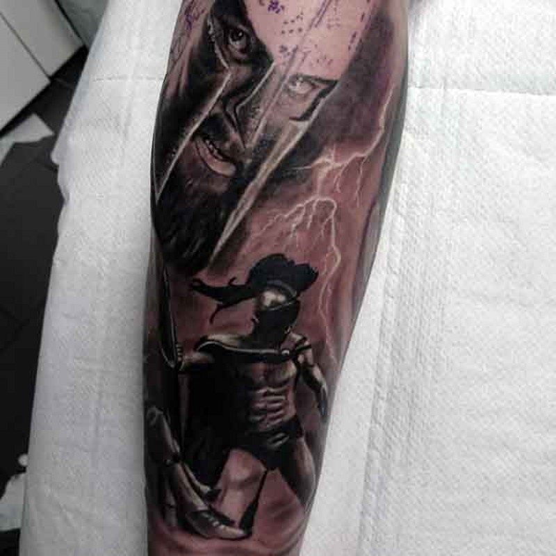 小臂优秀的黑色斯巴达勇士与闪电纹身图案
