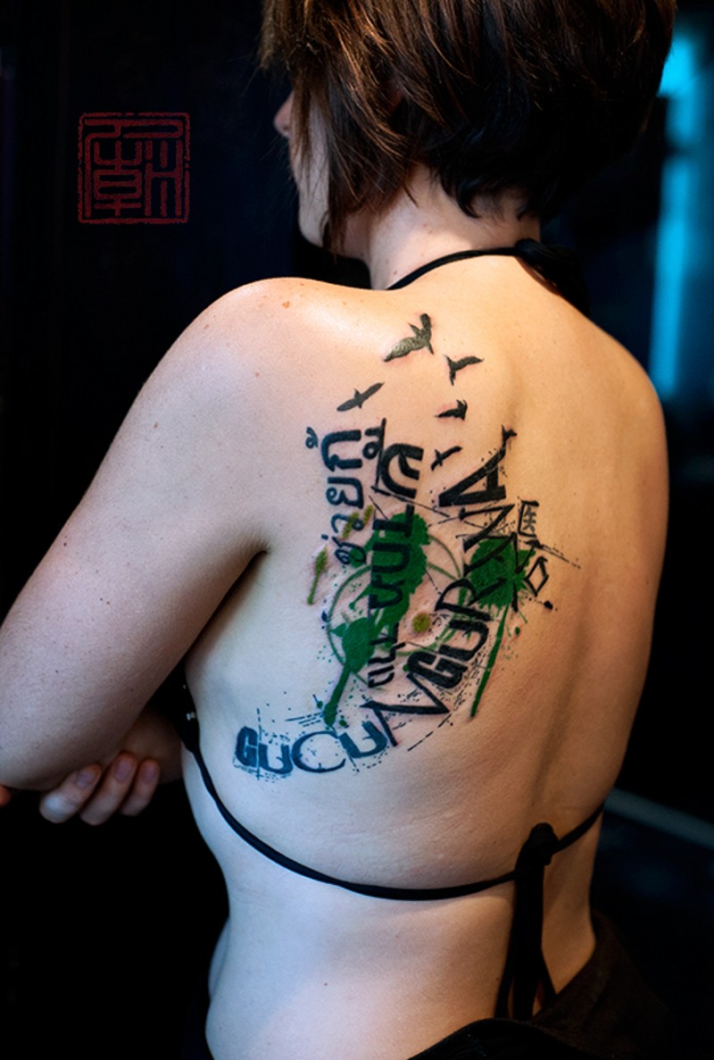 女生背部现代风格彩色字母结合黑鸟纹身图案