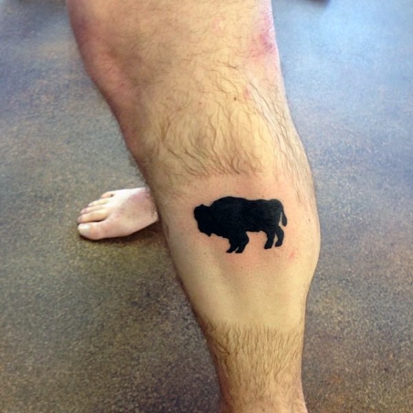 小腿黑色的公牛剪影纹身图案