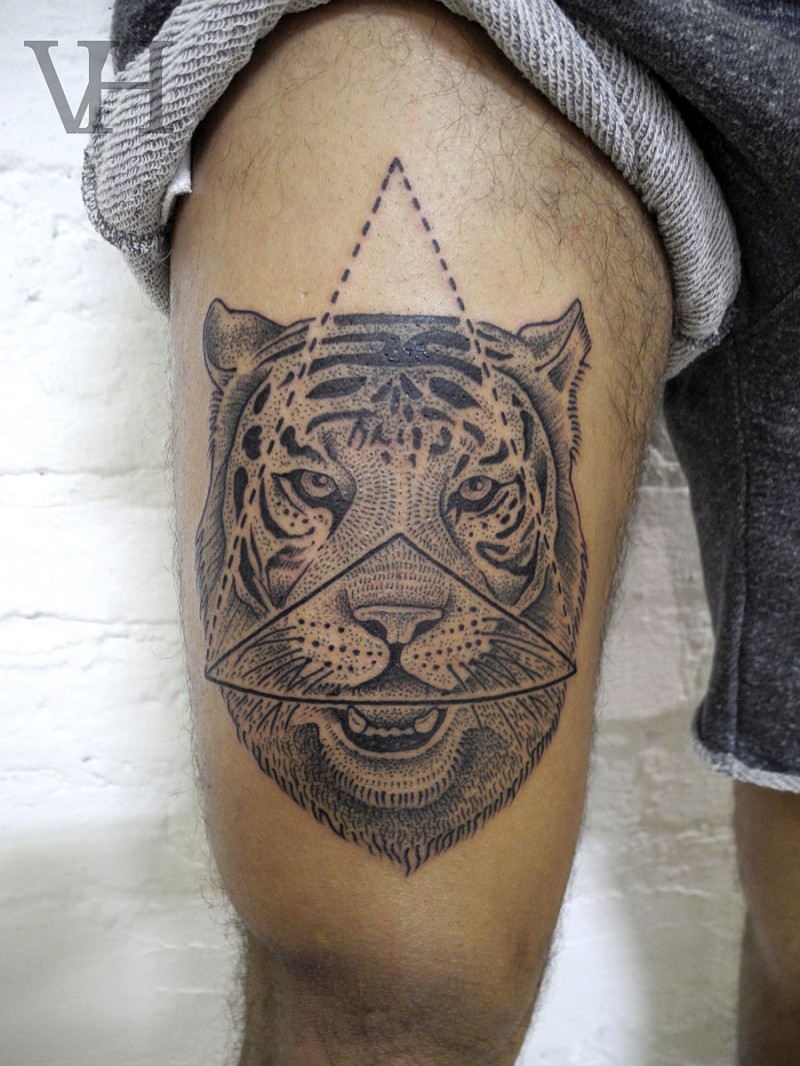 大腿雕刻风格黑色三角形与老虎纹身图案