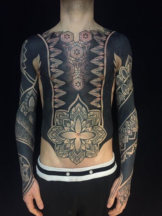 胸部和腹部装饰梵花个性纹身图案