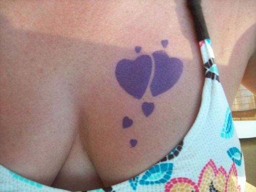 胸部紫色的心形纹身图案