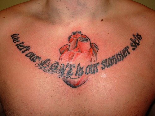 男性胸部英文字符纹身图案