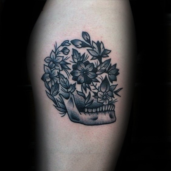 雕刻风格黑色骷髅与花朵纹身图案