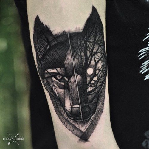 小臂独特的黑色狼头结合森林纹身图案