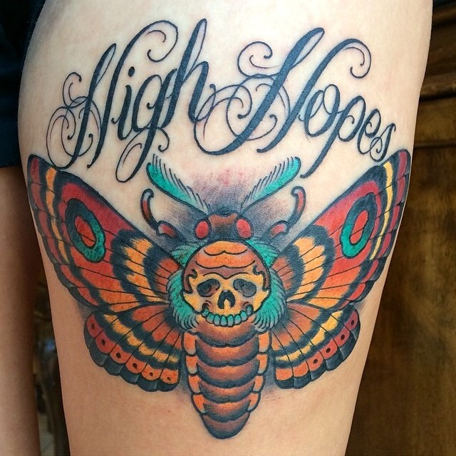 大腿彩色大蝴蝶骷髅和花体字母纹身图案