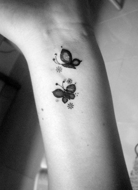 手腕可爱的小蝴蝶纹身图案