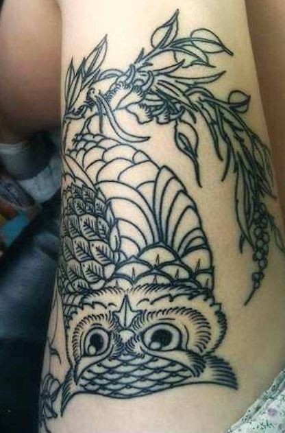 大腿明智的猫头鹰坐在树枝上纹身图案