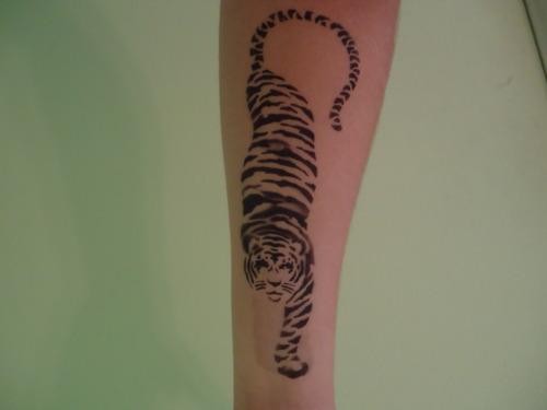 简约的黑色老虎纹身图案