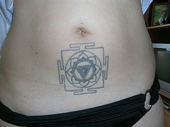 腹部佛教符号几何眼睛纹身图案