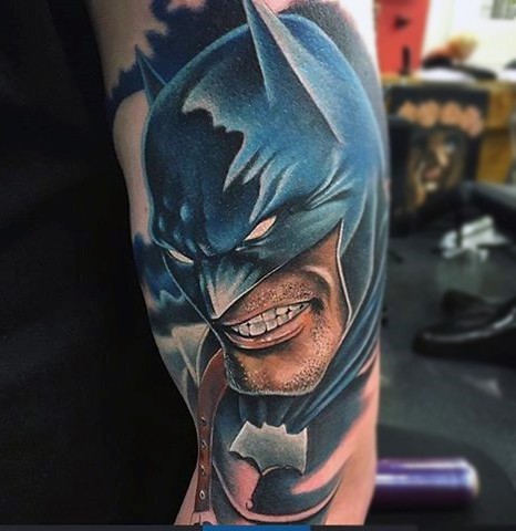 小臂彩色卡通愤怒的蝙蝠侠纹身图案