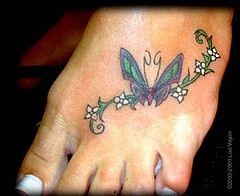 蝴蝶和白色小花脚背纹身图案