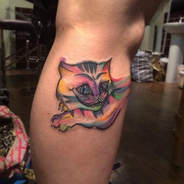 小腿童话彩虹色式的微笑咧嘴猫纹身图案