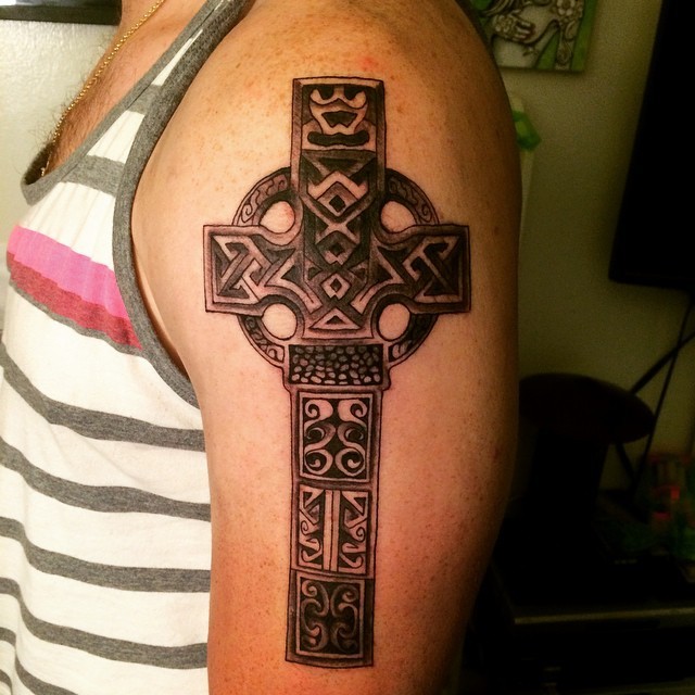 大臂凯尔特结十字架纹身图案