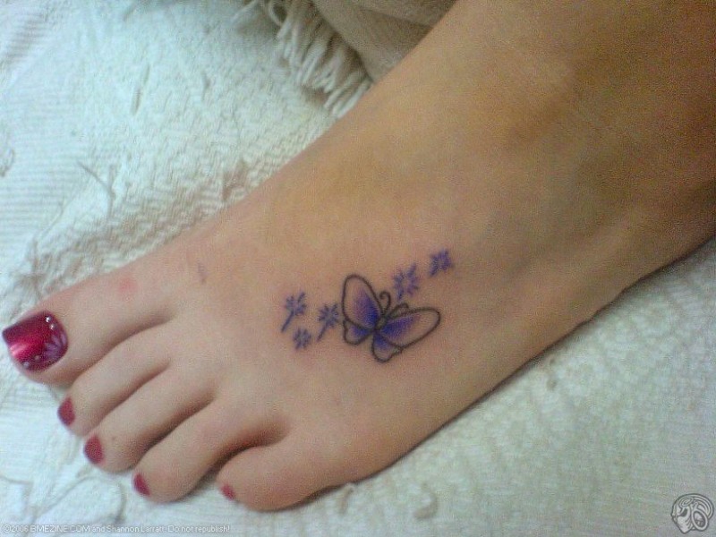 紫色可爱蝴蝶脚背纹身图案