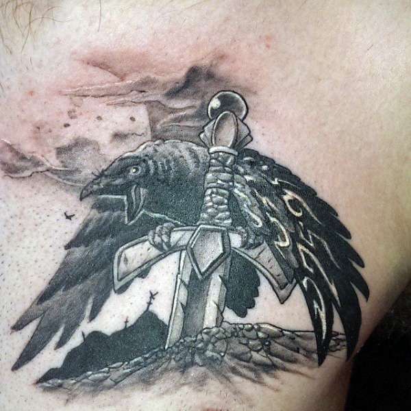 胸部黑灰乌鸦与匕首纹身图案