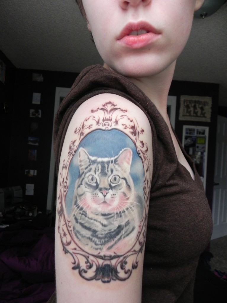 手臂彩色的猫肖像纹身图案