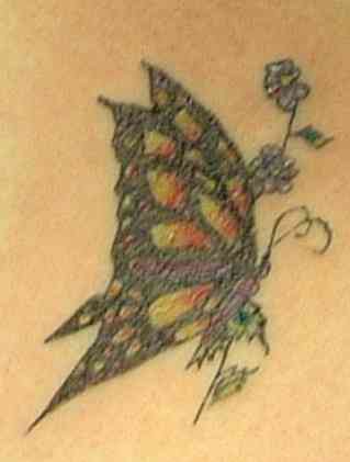 蝴蝶个小花纹身图案