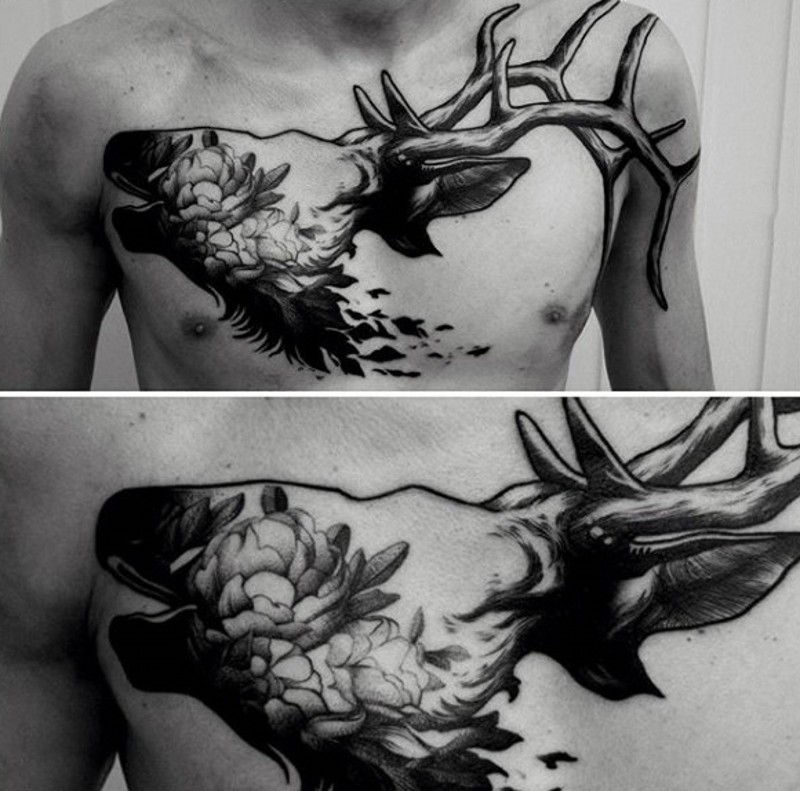 独特的黑色麋鹿头与精彩的花卉胸部纹身图案