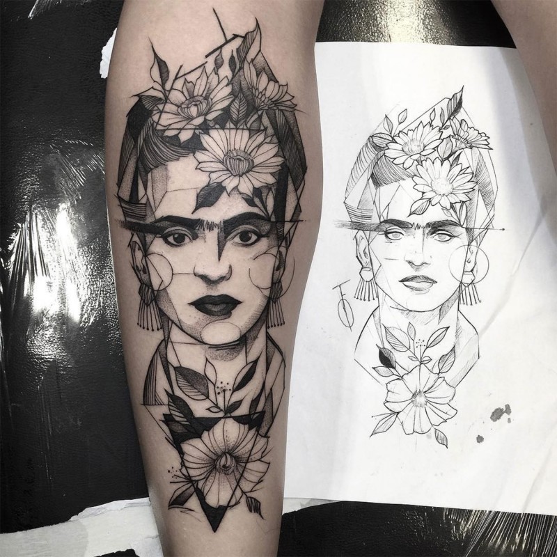 黑色素描风格的妇女脸和花朵纹身图案