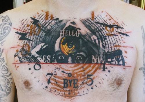 胸部彩绘字母和时钟人脸纹身图案