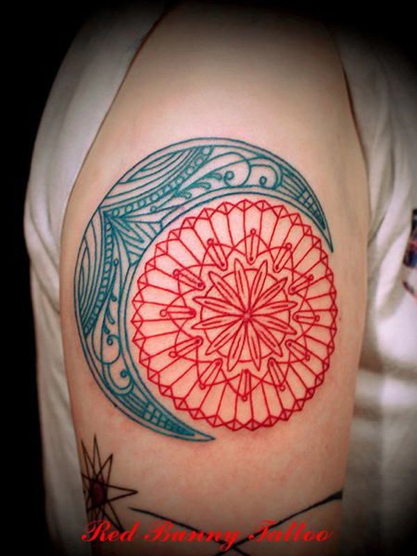 红太阳与蓝月亮曼陀罗纹身图案