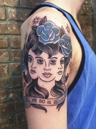 大臂old school女人和蓝色花朵字母纹身图案