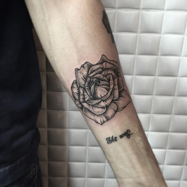 手臂玫瑰花黑色点刺纹身图案