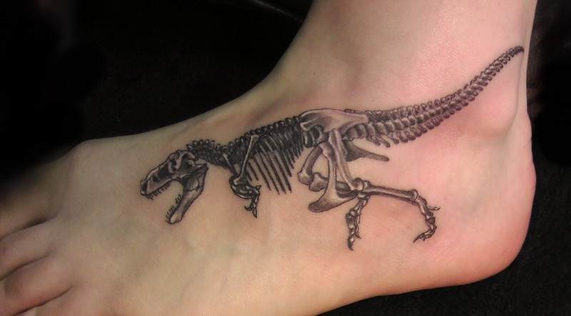 脚背写实风格黑色恐龙骨架纹身图案