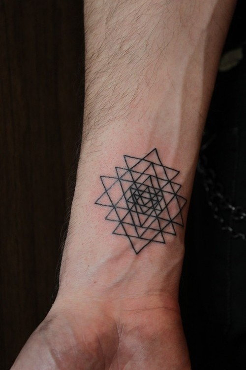 手腕黑色几何符号纹身图案