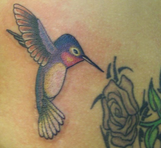 紫色蜂鸟和花朵纹身图案