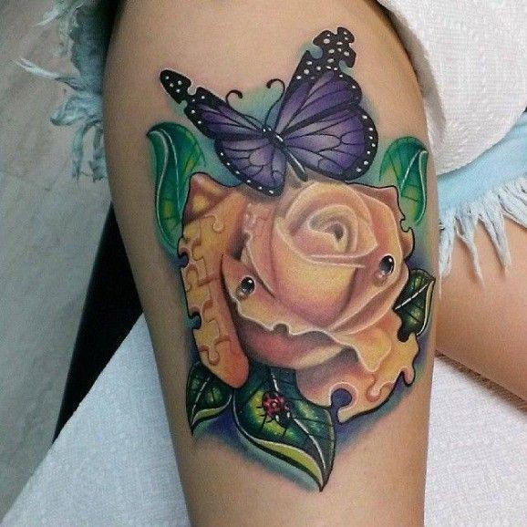 大腿黄色玫瑰和蝴蝶平拼图风格纹身图案