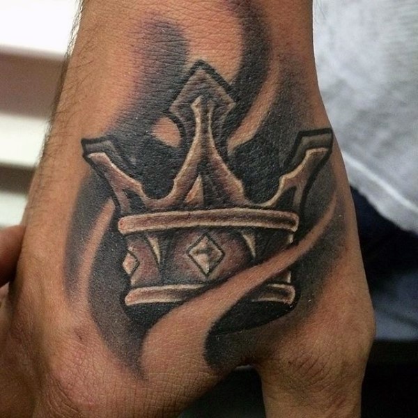 手背黑灰风格令人印象深刻的王冠纹身图案