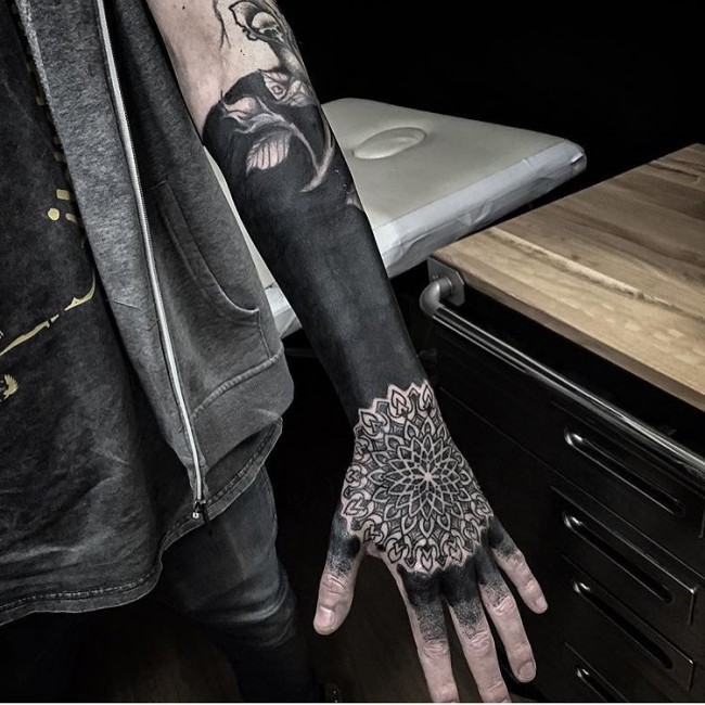 手臂大面积黑色与梵花纹身图案