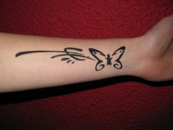 手腕可爱的简单蝴蝶纹身图案