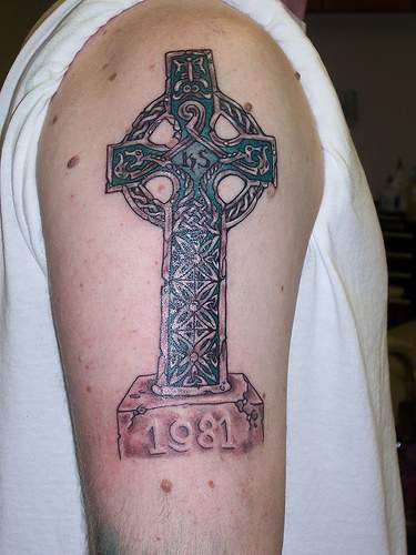 凯尔特结与十字架纪念纹身图案