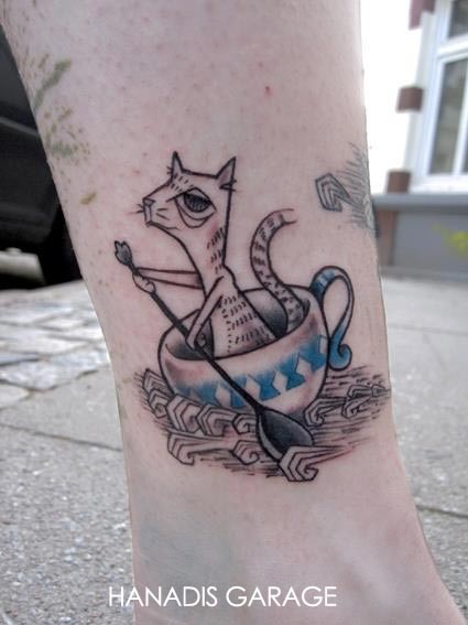 小腿茶杯里的猫纹身图案