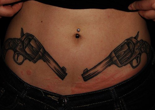 腹部两个黑色手枪纹身图案