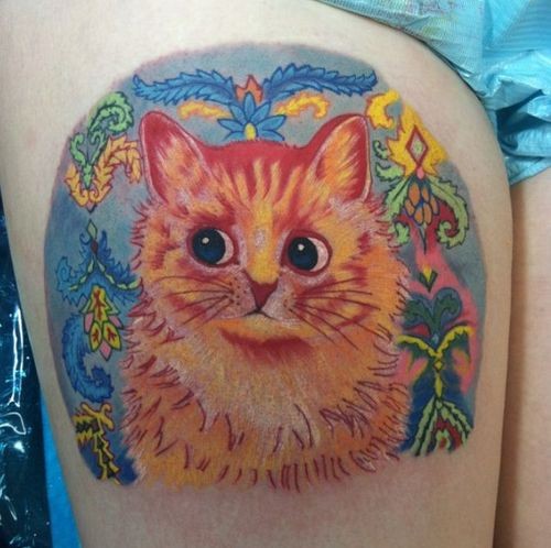 大腿彩色猫和羽毛花纹身图案