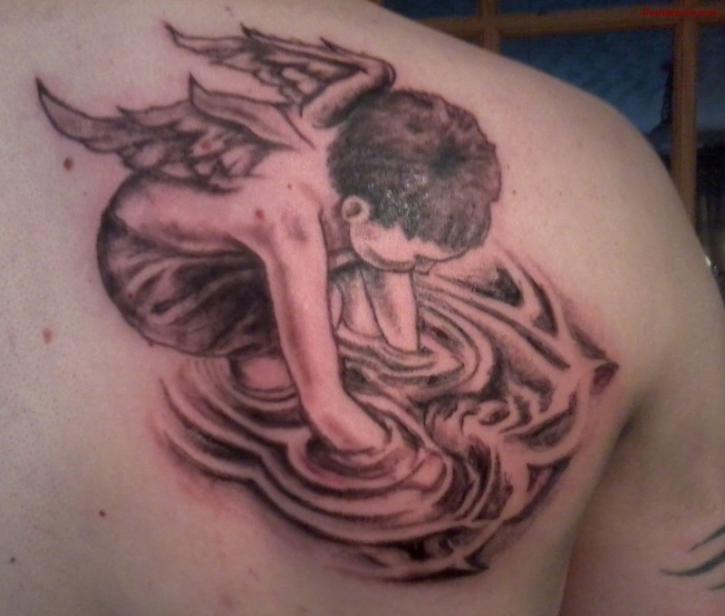 肩部小天使和水花纹身图案