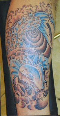 手臂蓝色的鱼纹身图案