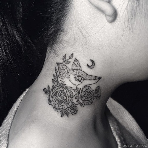 颈部黑色线条狐狸月亮和鲜花纹身图案