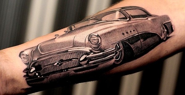 小臂写实的汽车纹身图案