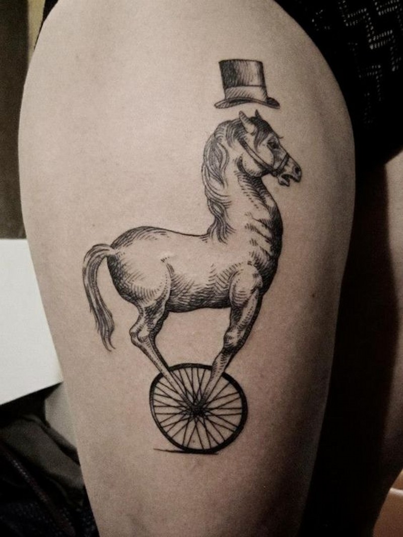 大腿有趣的黑色马与车轮帽子纹身图案