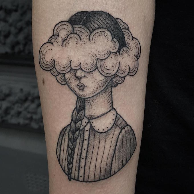 手臂简单有趣的黑色云朵女生纹身图案