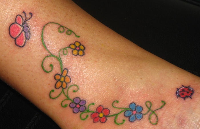 花卉与蝴蝶和瓢虫纹身图案