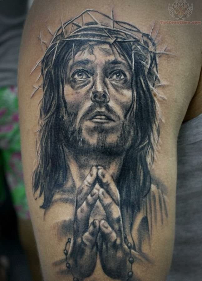 大臂写实的黑白祈祷耶稣纹身图案